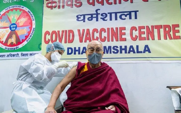 Dalai Lama recebe primeira dose da vacina contra a Covid-19