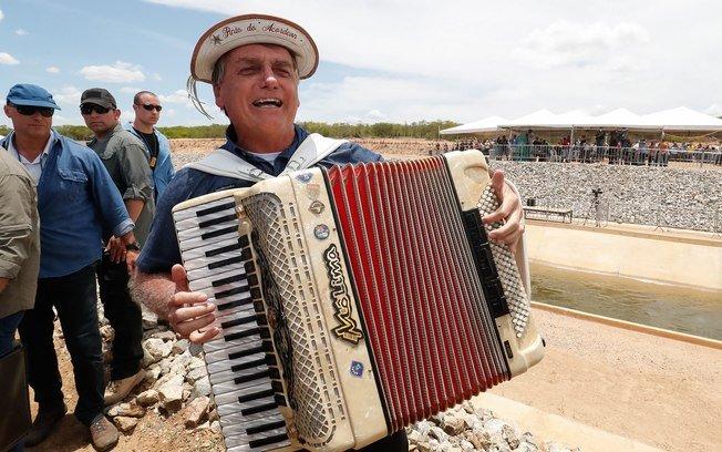 Bolsonaro tem aprovação abaixo de 30%; evangélicos ainda o apoiam, diz pesquisa