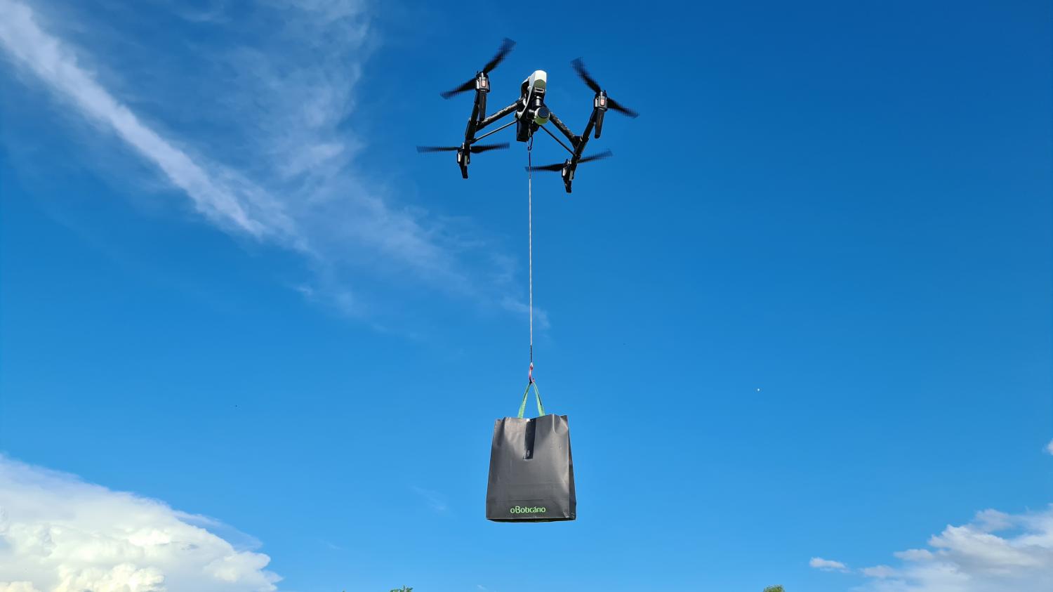 Frescor que vem do céu! O Boticário usa drones para entregar Malbec Bleu
