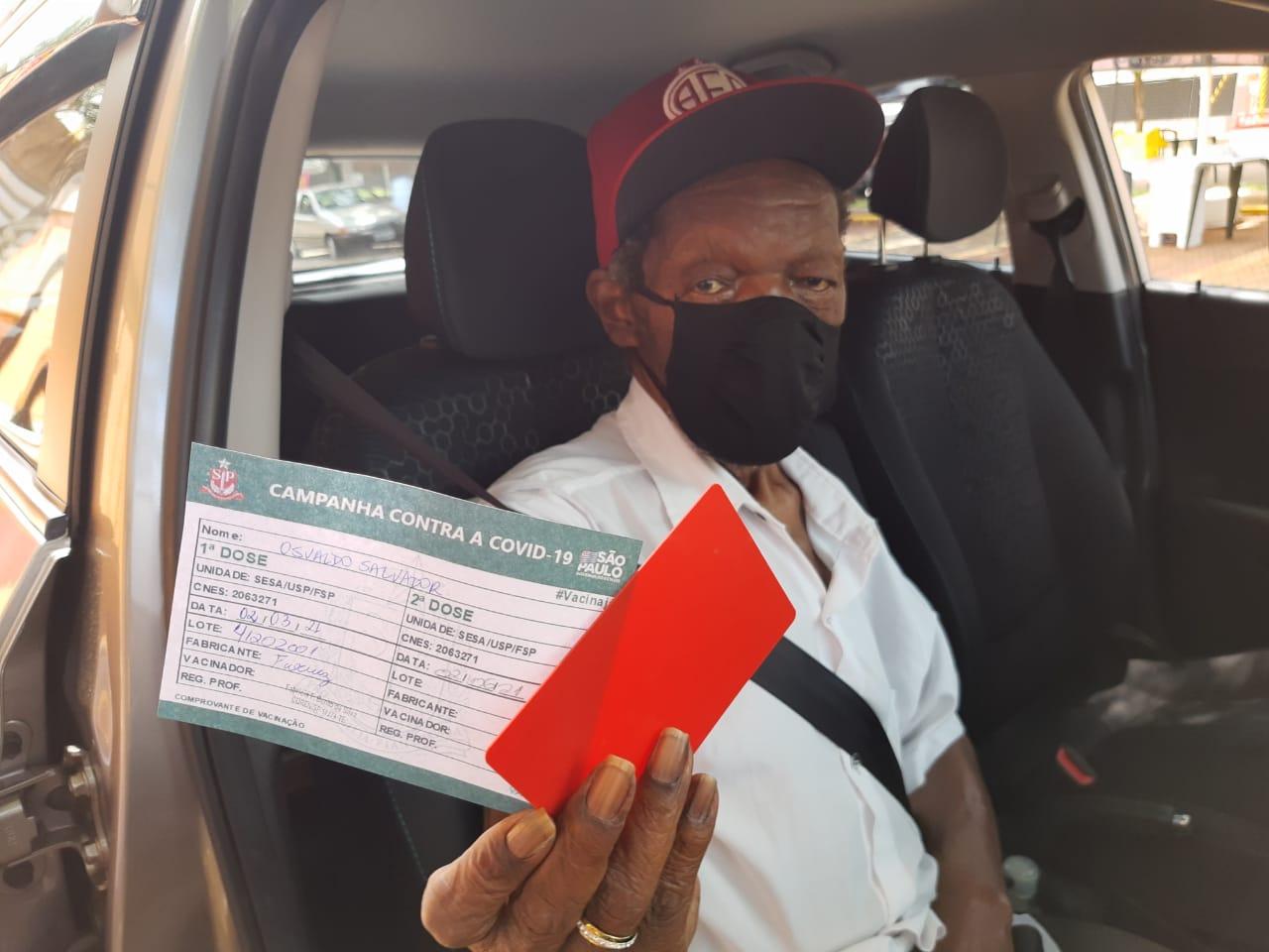 Lua toma vacina contra a Covid 19 e dá cartão vermelho para quem não se vacinar e para a  doença!