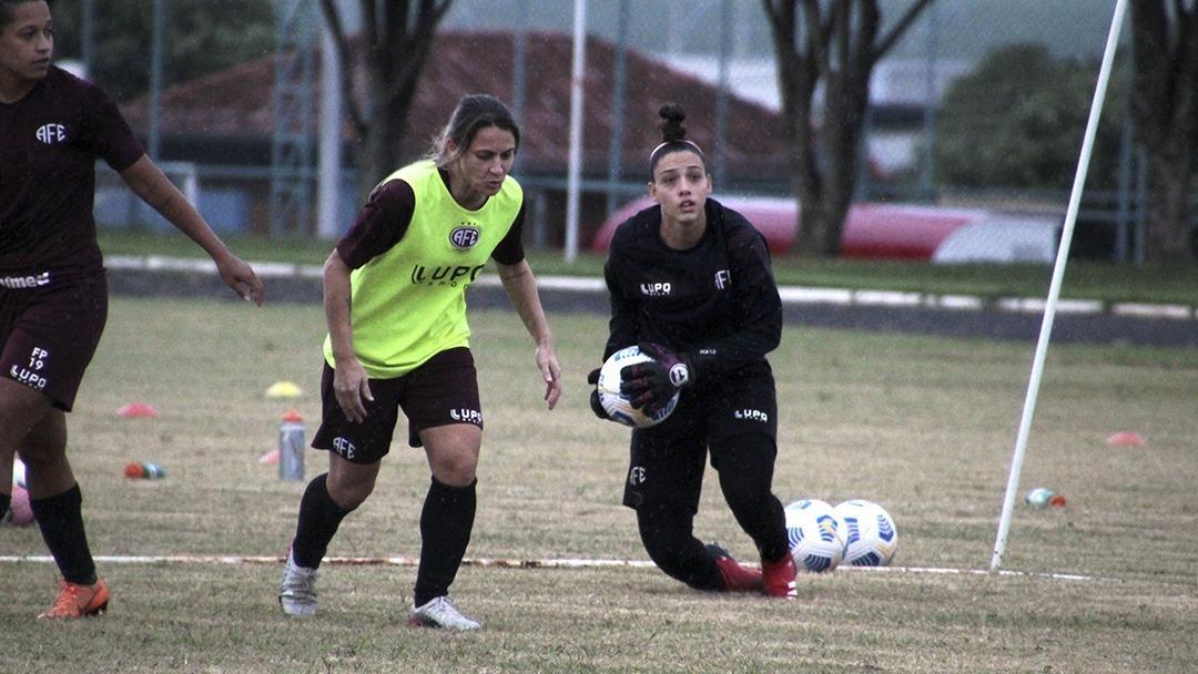 Goleiras Yanne e Leilane treinando forte com a equipe principal!