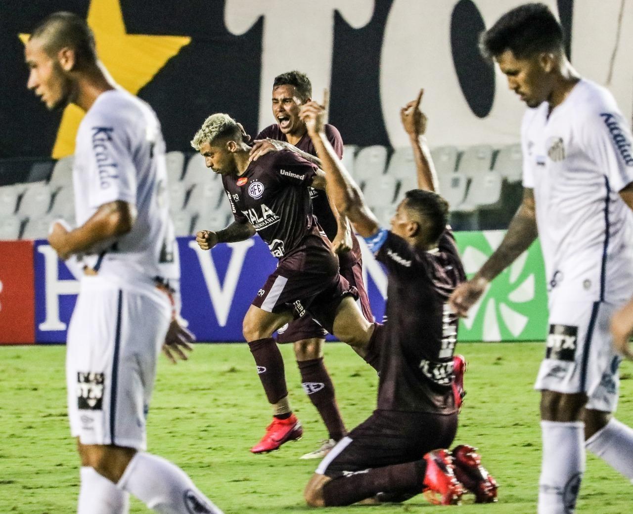 Recordar é viver! Há um mês, a Ferroviária conquistava um empate diante do Santos!