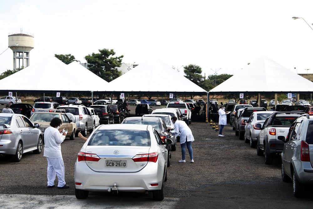 Saúde inicia vacinação de profissionais da educação neste fim de semana, no drive-thru do Cear