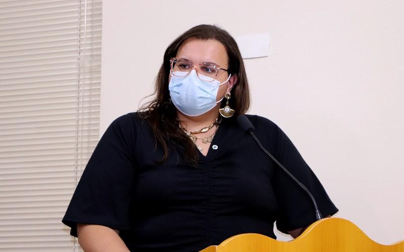 Vereadora solicita desburocratização dos serviços de zeladoria como poda e limpeza de terrenos.