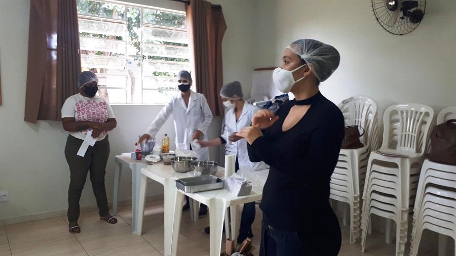 Parceria leva oficina de reaproveitamento de alimentos para CRAS da cidade