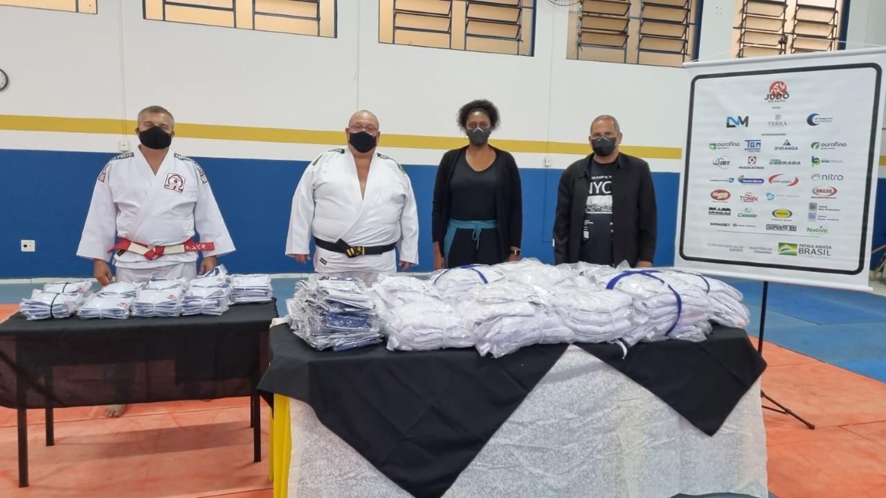 Alunos do Projeto “Judô em Ação” recebem material esportivo da Fundesport Araraquara!