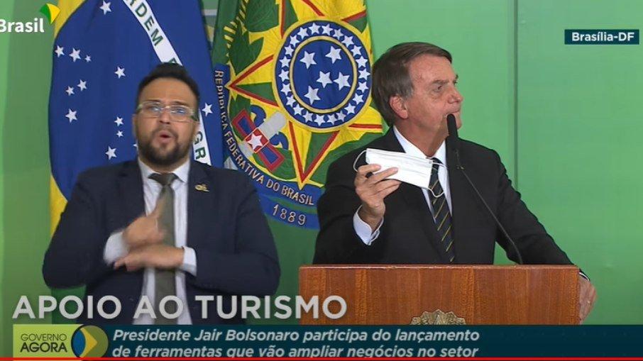 Bolsonaro diz que mandou Queiroga suspender uso de máscaras