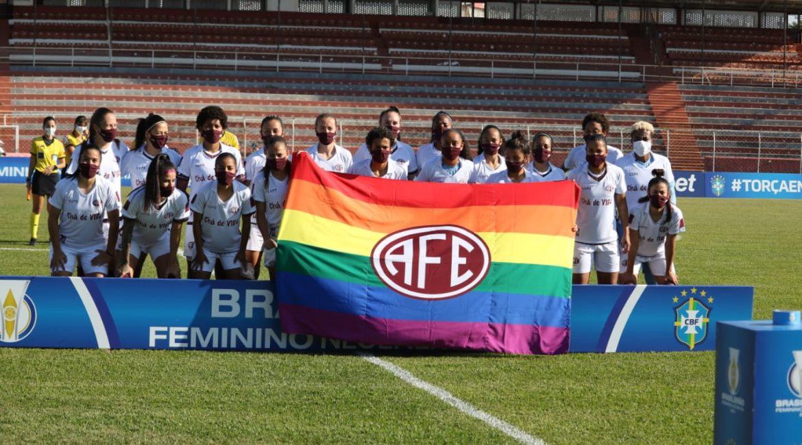 GUERREIRAS GRENÁS ENTRAM COM BANDEIRA LGBTQIA+ E AÇÃO COM “CHÁ DE VIDA” NA PARTIDA CONTRA O FLAMENGO!