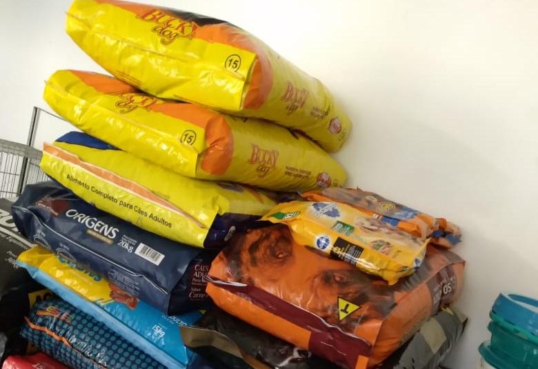 Rede de Solidariedade: Casas de ração recolhem doações de alimento para animais carentes 