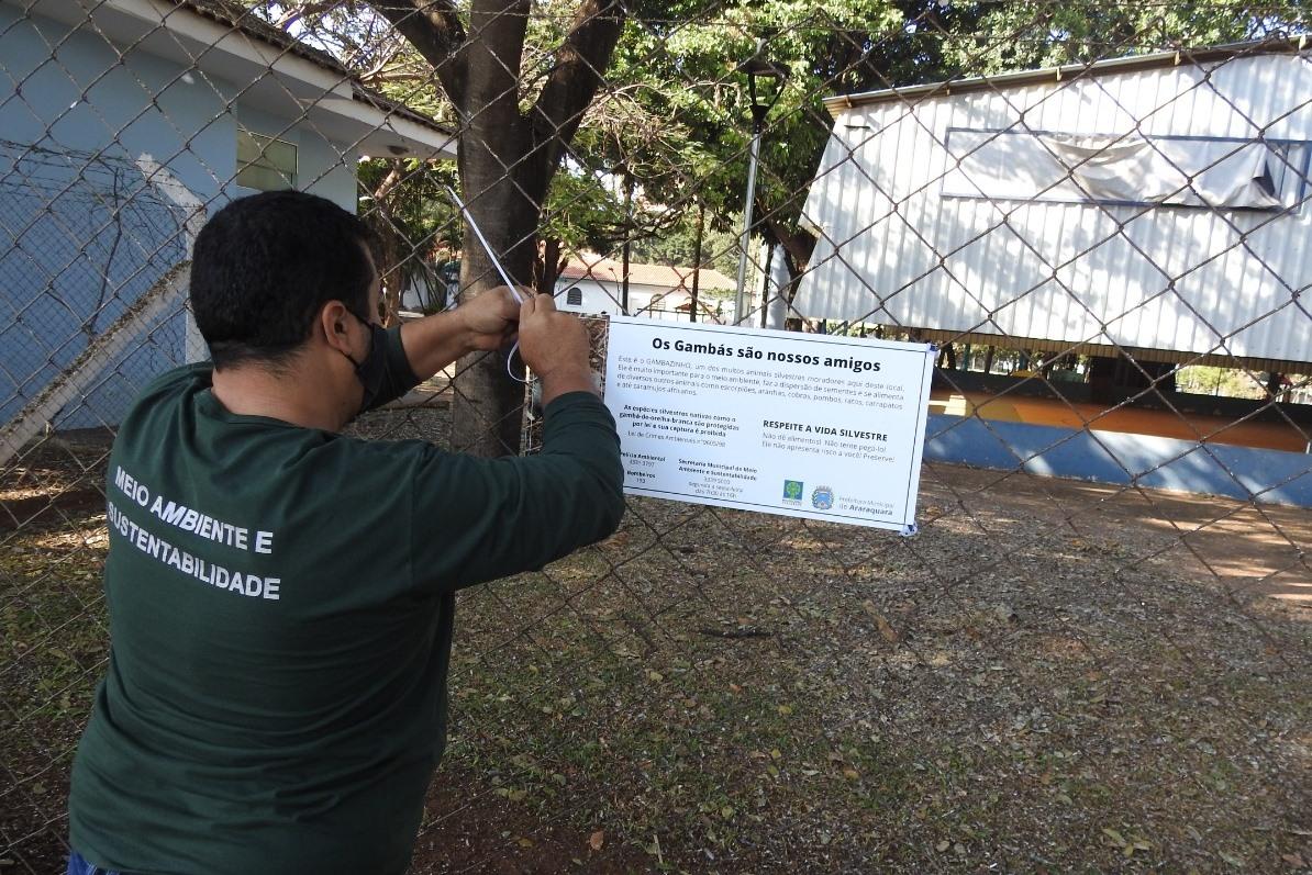 Secretaria de Meio Ambiente e Sustentabilidade instala placas informativas sobre gambás em praças
