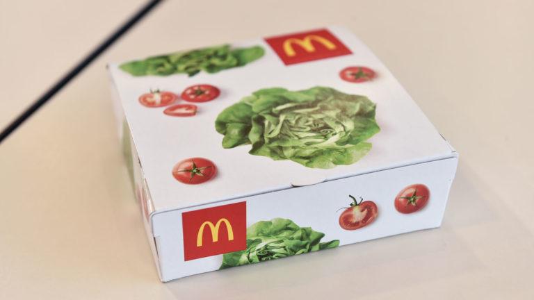 Embalagem saladeira do McDonald's feita com material certificado pela FSC - Forest Stewardship Council