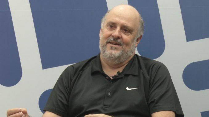 Vice-diretor do CDMF conduz plenária durante a ‘XIX Brazil MRS Meeting’