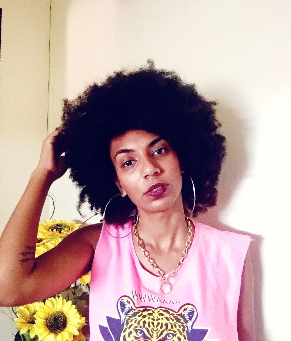 -shirts confortáveis, confeccionadas em malha de algodão. Brincos de argola e colar de corrente ilustram as tendências para a primavera/verão 2022 . ( Modelo: Ana Carollina Pereira)