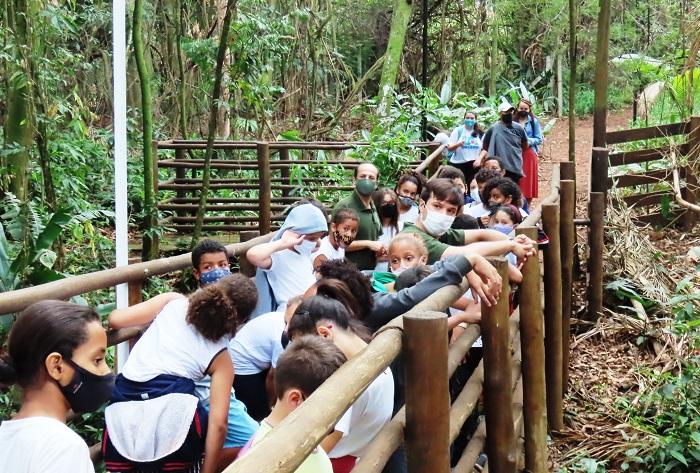 Alunos do CEC Aléscio participam de trilha educativa no Parque do Basalto
