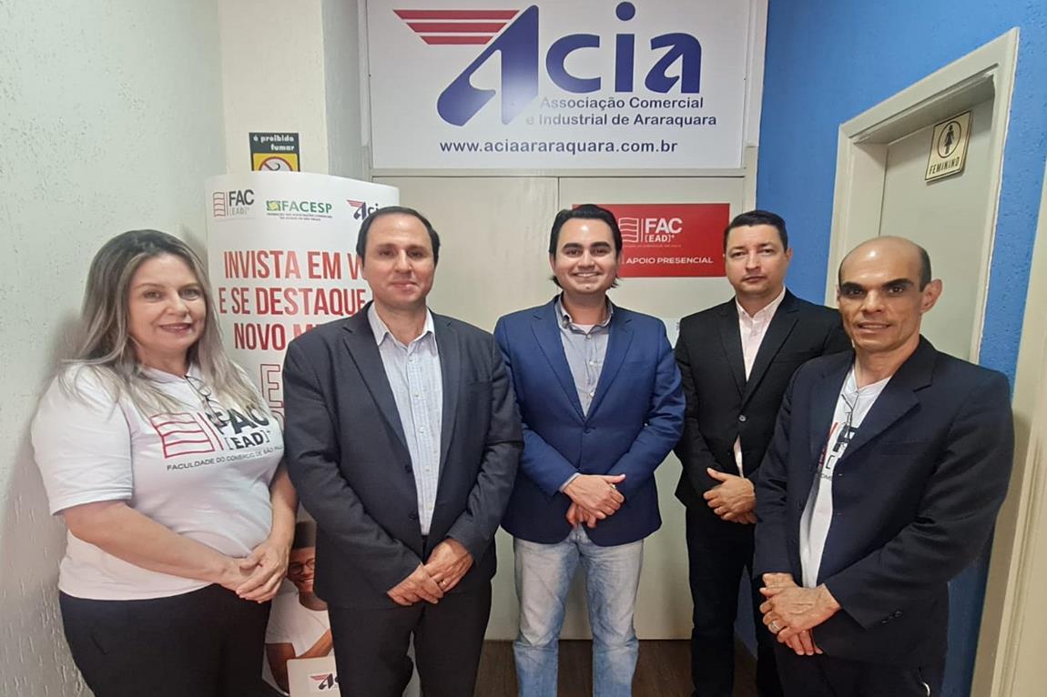 Diretor da Faculdade do Comércio visita polo Araraquara