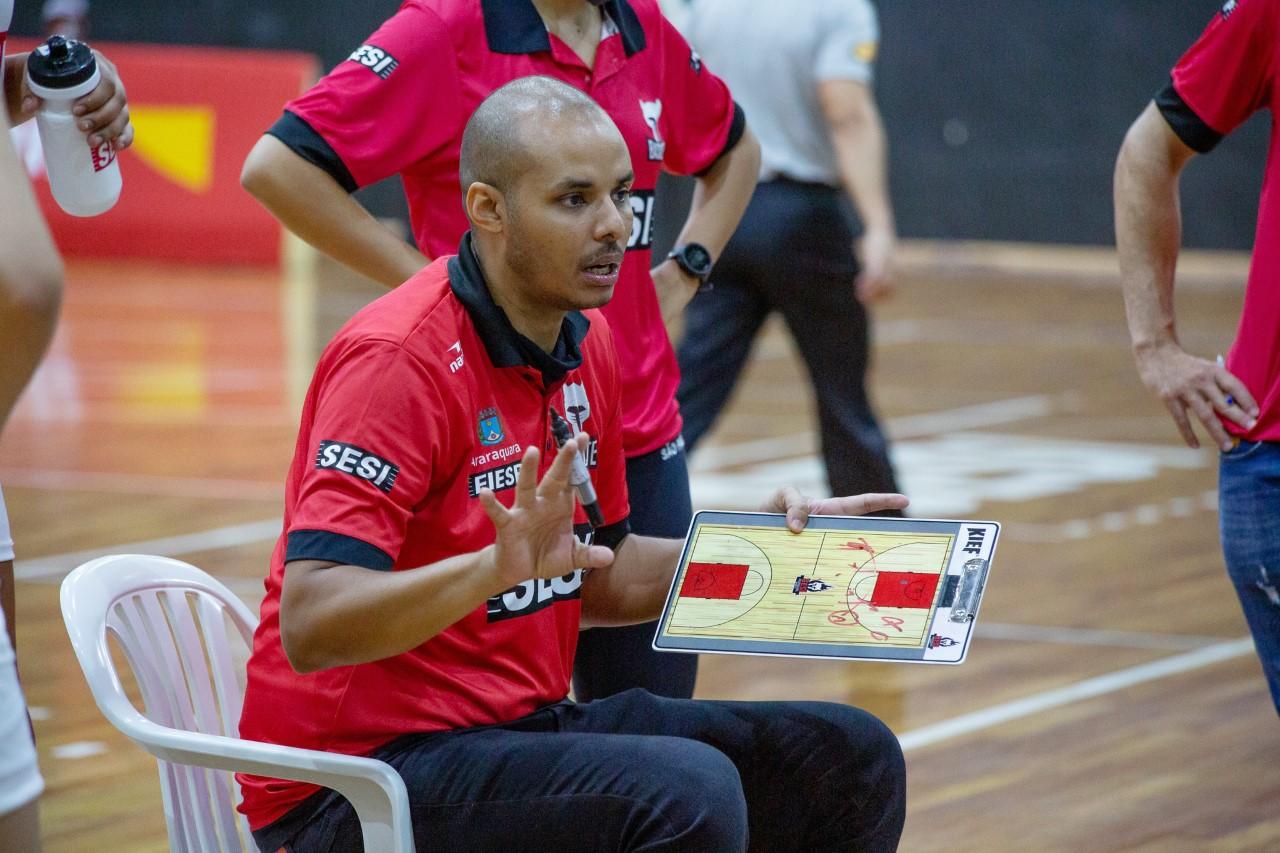 Técnico Fábio Appolinário comemora bom momento do Sesi Araraquara Basquete feminino!