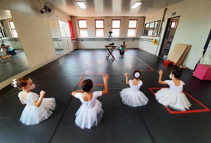 Alunos do Instituto Fábrica de Vencedor juntam-se no espetáculo ‘Como Prece de Criança’