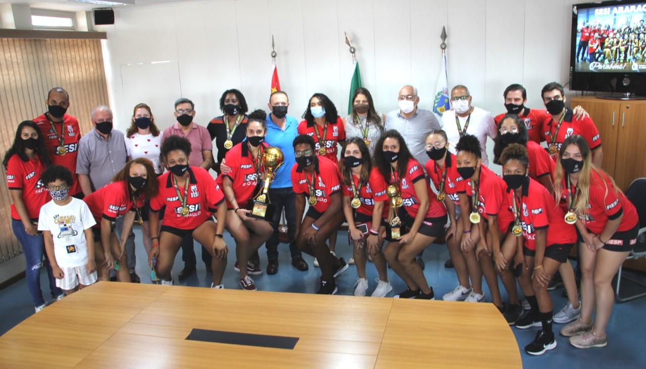 Campeãs do Basquete são homenageadas na Prefeitura de Araraquara pelo Prefeito Edinho Silva!