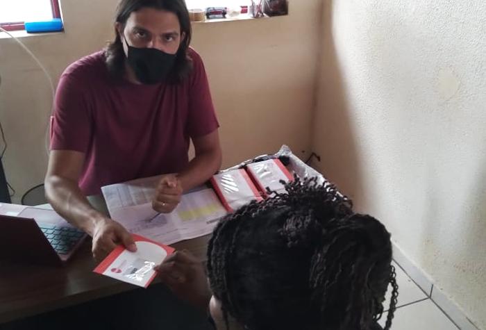 Instituto Fábrica de Vencedor entrega cartões de vale alimentação para famílias da cidade em situação de vulnerabilidade