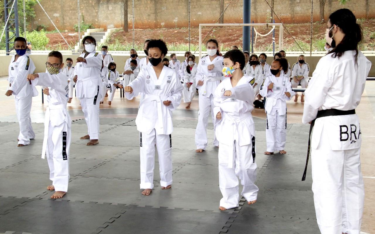 Taekwondo de Araraquara realiza cerimônia de troca de faixas!