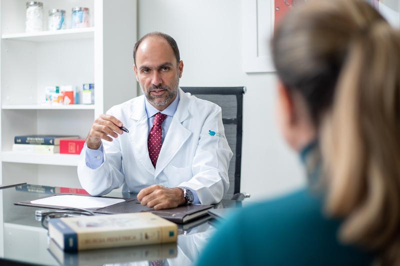 Depois de 8 anos sentindo cólicas frequentes, garoto tem alívio para problema apontado já no ventre materno