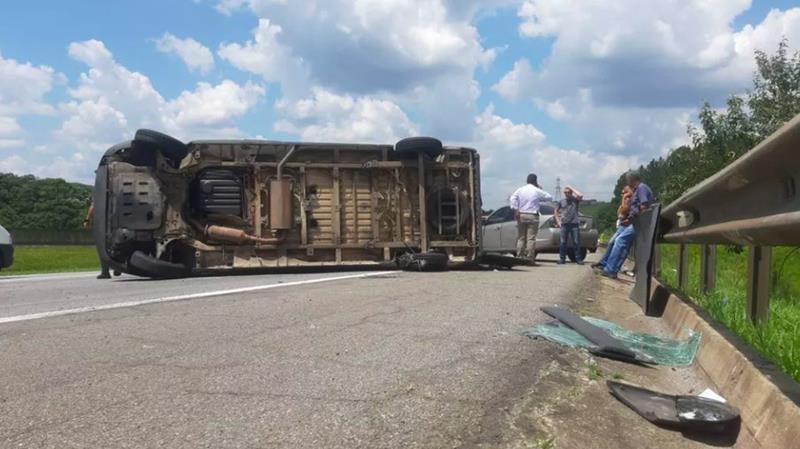 Van que transportava 16 detentos capota em rodovia e deixa feridos