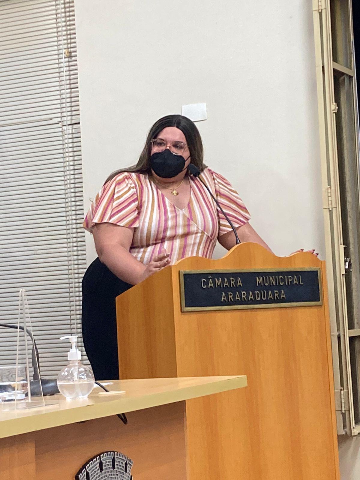 Vereadora denuncia transfobia institucional com PL de conscientização do câncer de mama e próstata em pessoas trans reprovado.