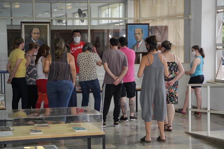 Professores da EMD visitam exposição “Gabinete Modernista”