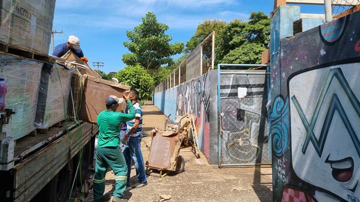 Reforma na escola Henrique Scabello começa com troca de pisos   