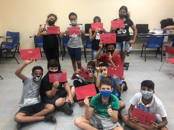 Alunos, professores e coordenadores desenvolvem projetos a partir de visita à exposição na Biblioteca Municipal