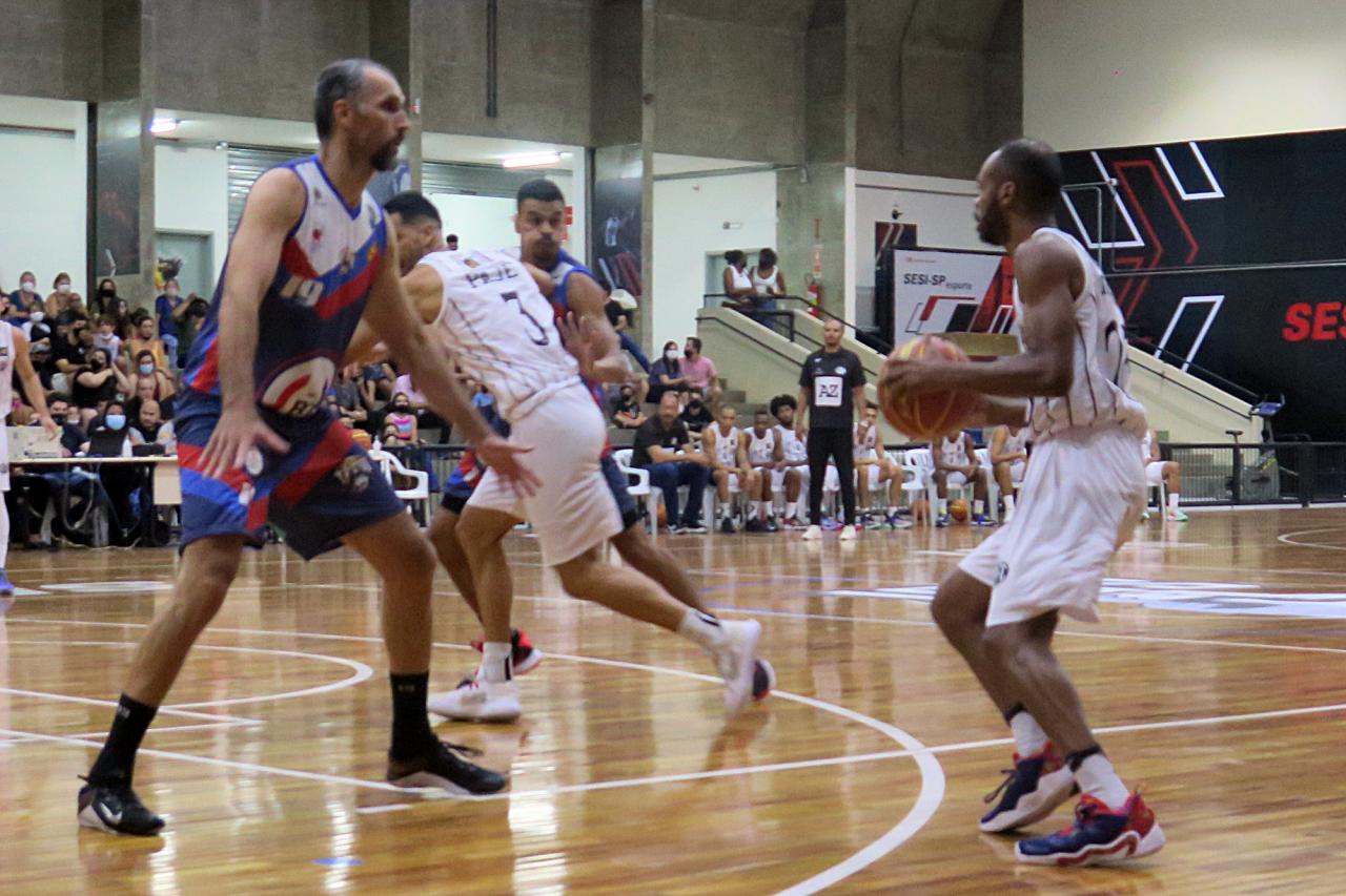Basquete de Araraquara volta a vencer no Brasileiro