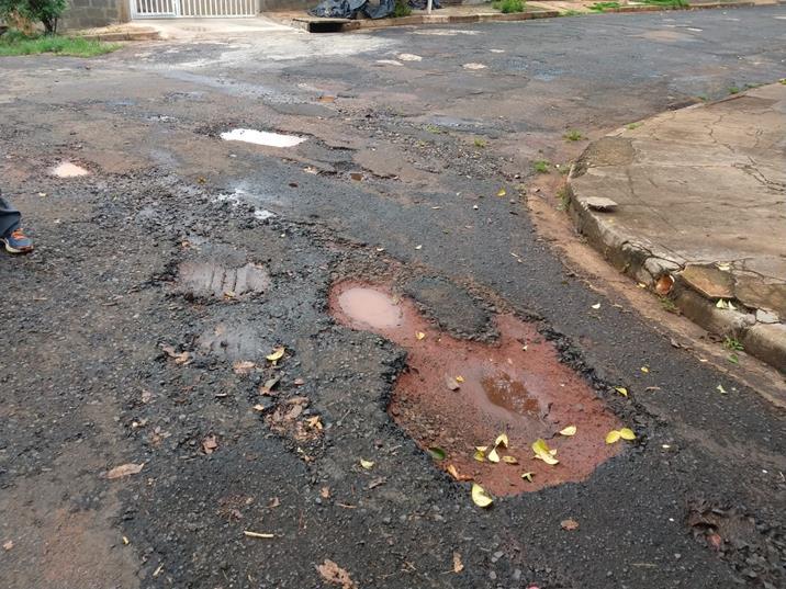 FOTOS | Após acidentes em buracos, população remenda asfalto com cimento no Parque Alvorada