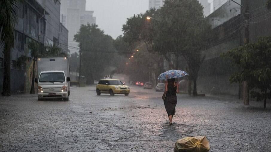 Frente fria se aproxima e causa chuva e ventania no Sul e Sudeste