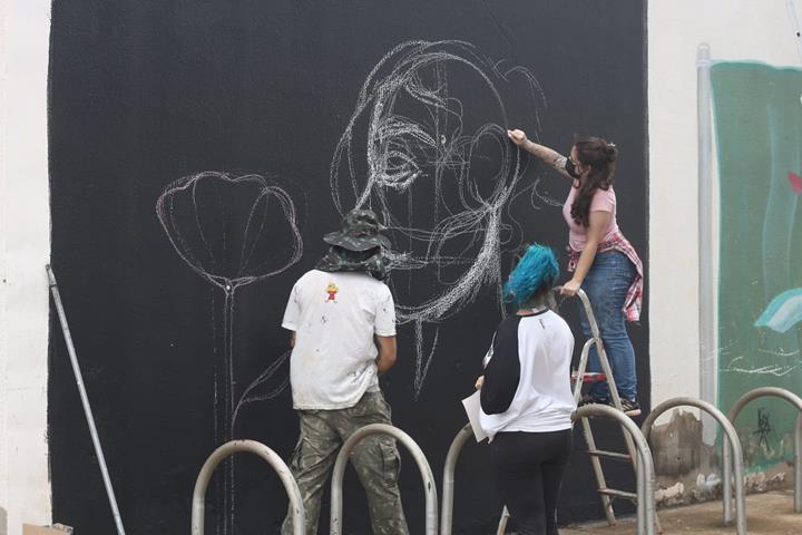 Grafitti novo na fachada do CEU das Artes apresenta talento de três educadores