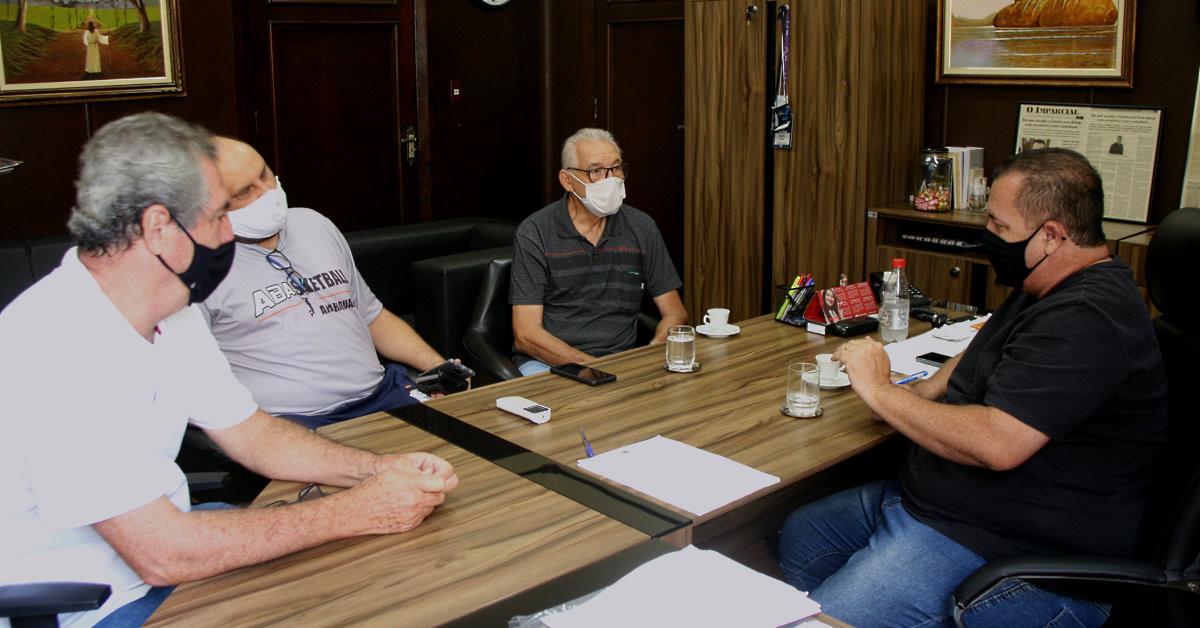 Projetos de formação de atletas do basquete são discutidos em reunião na Câmara