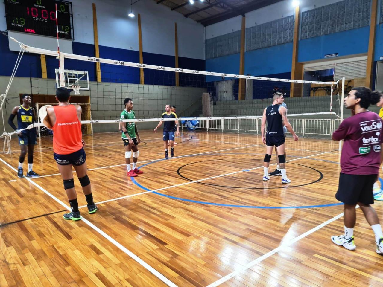 Vôlei masculino disputa APV com outras nove equipes