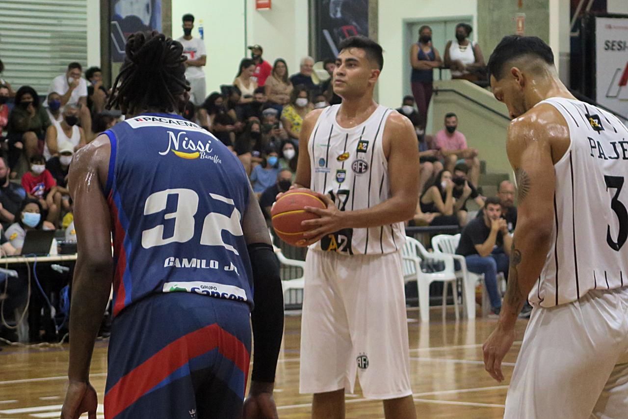 AZ Basquete Araraquara e Santos decidem vaga nos playoffs do Brasileiro