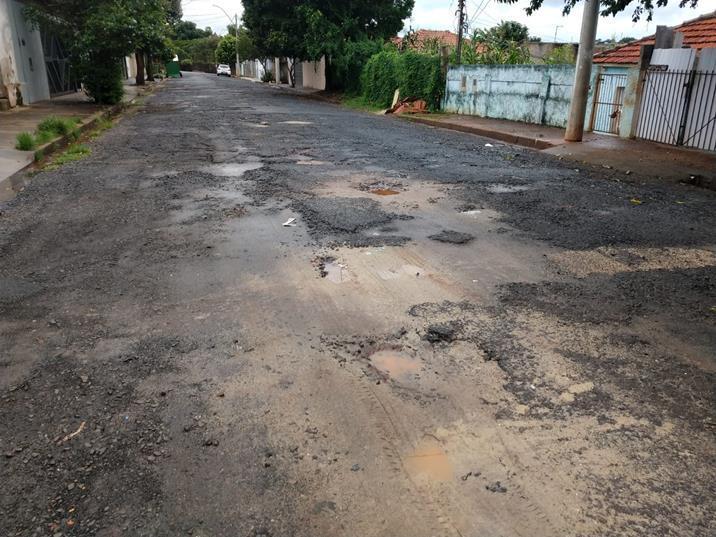 Buracos dificultam trânsito em via do Jardim Santa Adélia 