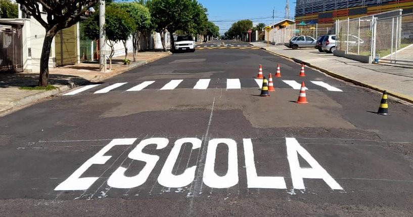 Região de escola na Vila Xavier ganha mais segurança com sinalização de trânsito