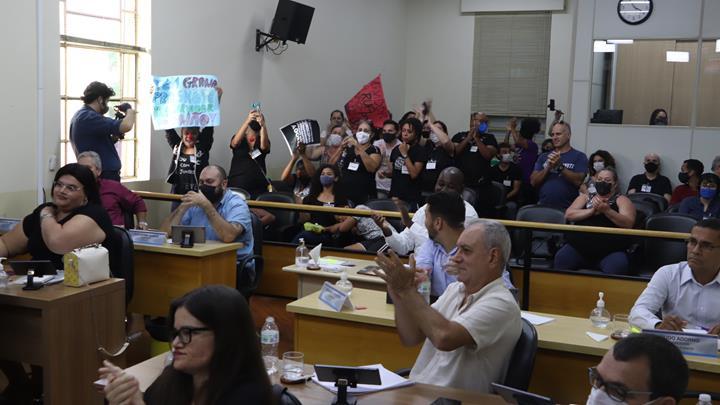 Sindicato e servidores protestam na Sessão Ordinária da Câmara 