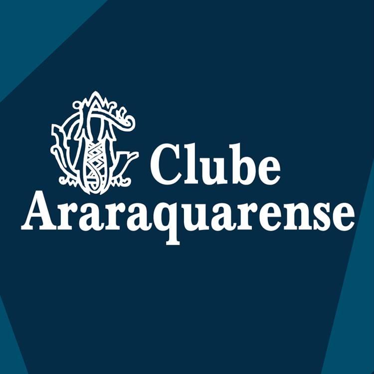 Todo o carisma do querido “Naninha da Vila” fechando a segunda noite de folia do Clube Araraquarense!