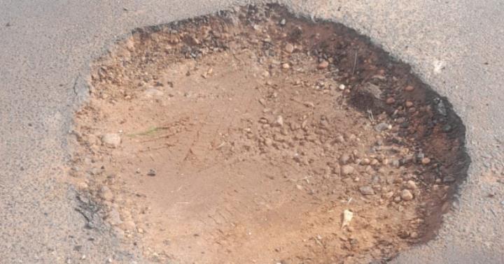 Três bairros da cidade precisam do serviço de tapa-buracos urgente 
