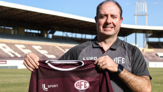 O excelente técnico a Ferroviária retorna : Vinícius 