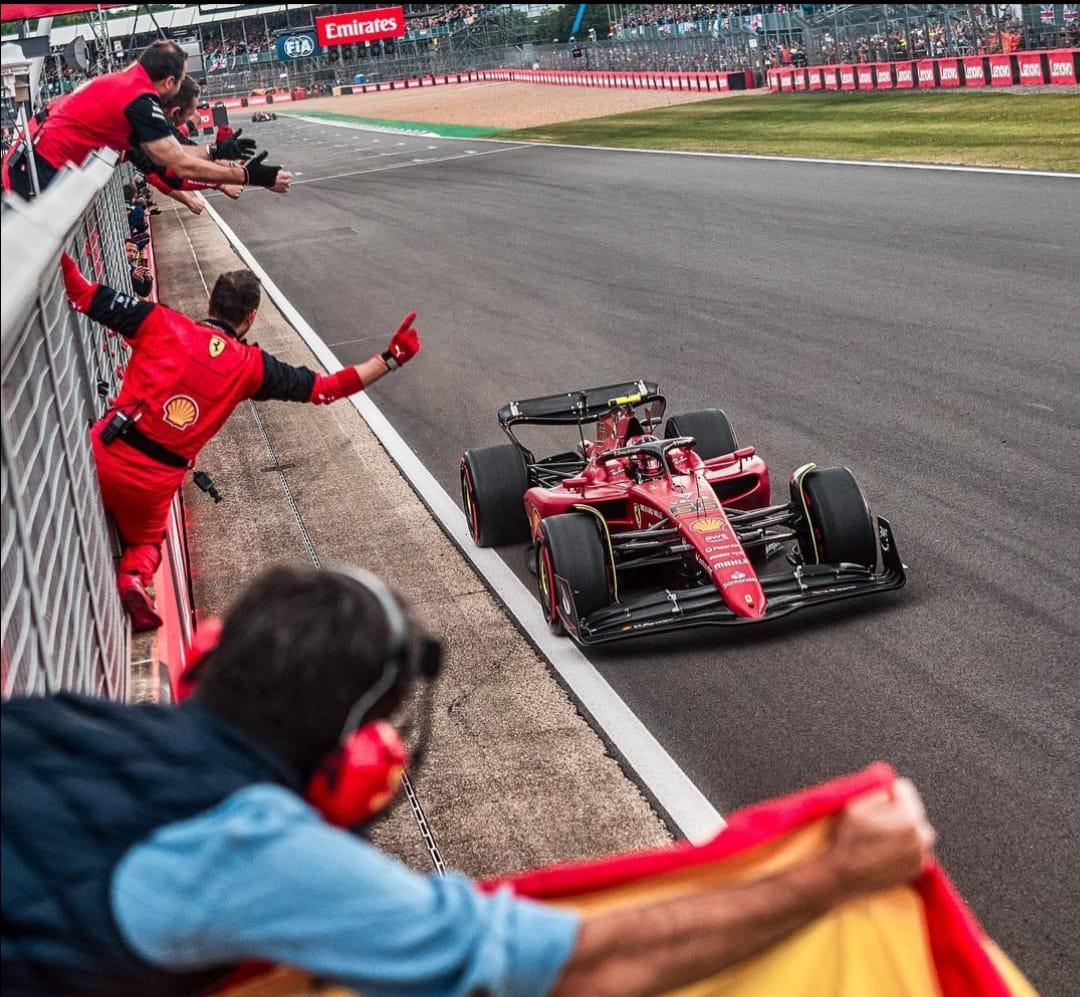 A Fórmula 1 tem um novo vencedor, Carlos Sainz vence o GP de Silverstone