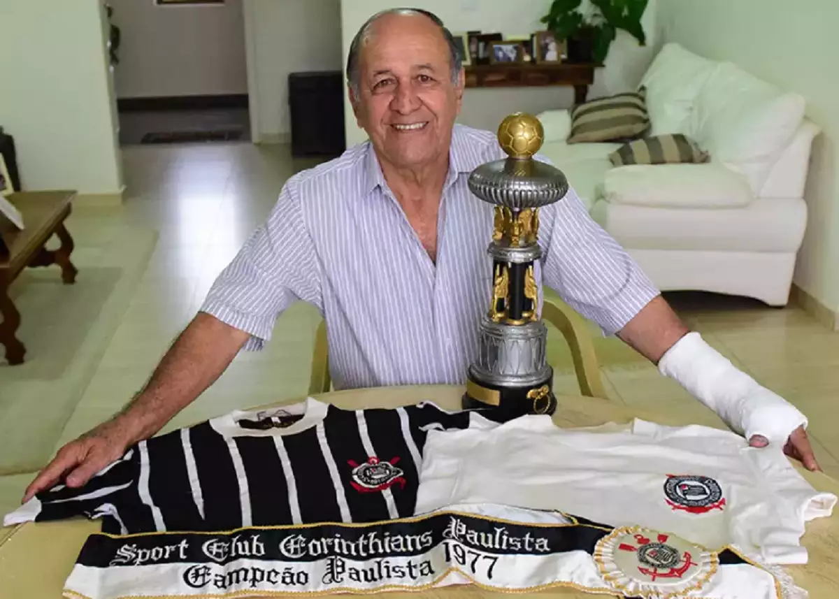 Falece Ademir, zagueiro do Corinthians,campeão de 77 e, no velório, viúva passa mal e também morre!