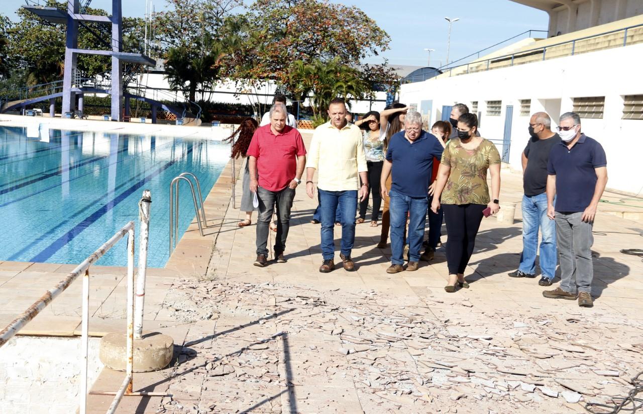 Prefeito Edinho Silva visita obras de reforma do complexo esportivo da Fonte Luminosa!