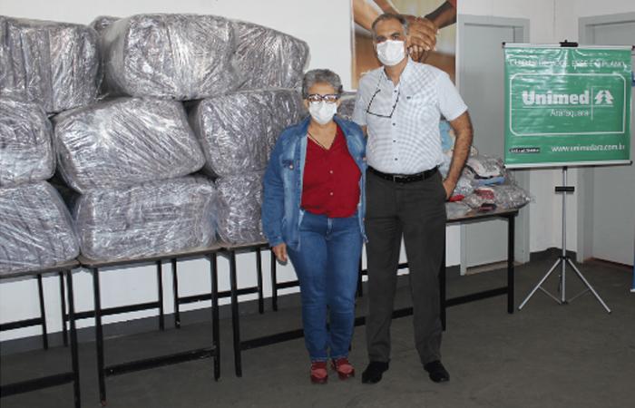 Unimed Araraquara doa cobertores e agasalhos para a Campanha do Agasalho da cidade