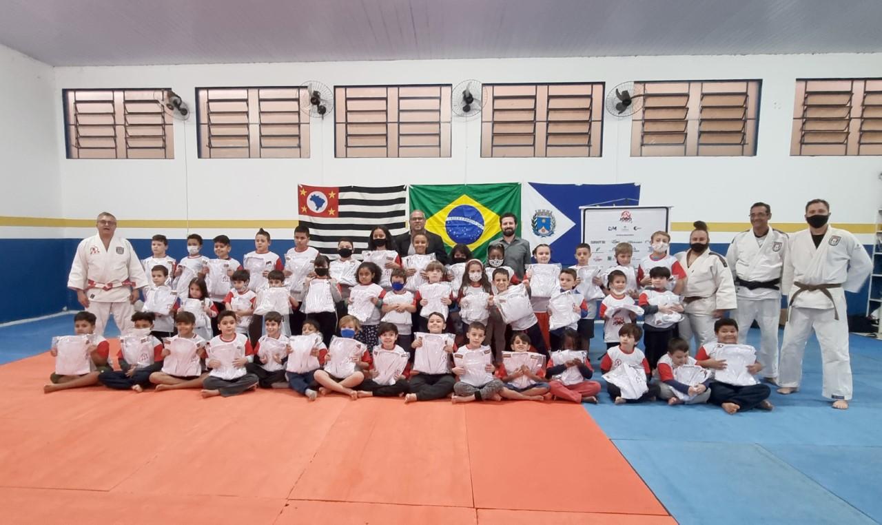 Judô em Ação entrega uniformes para jovens das Escolinhas de Esportes em Araraquara!