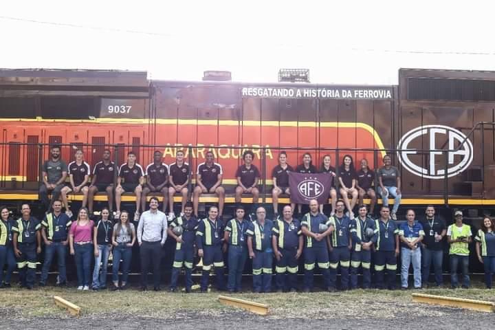 Locomotiva Grená nos trilhos !