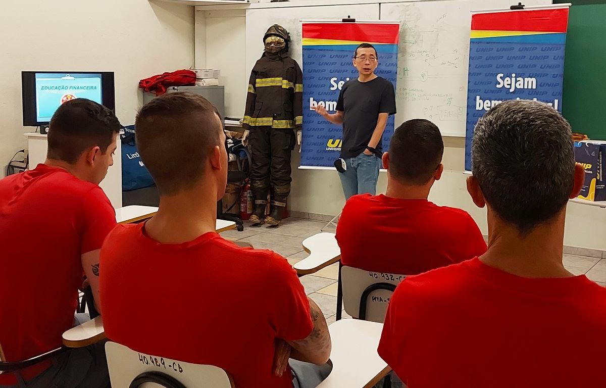 Ciências Contábeis da UNIP Araraquara leva Educação Financeira ao Corpo de Bombeiros